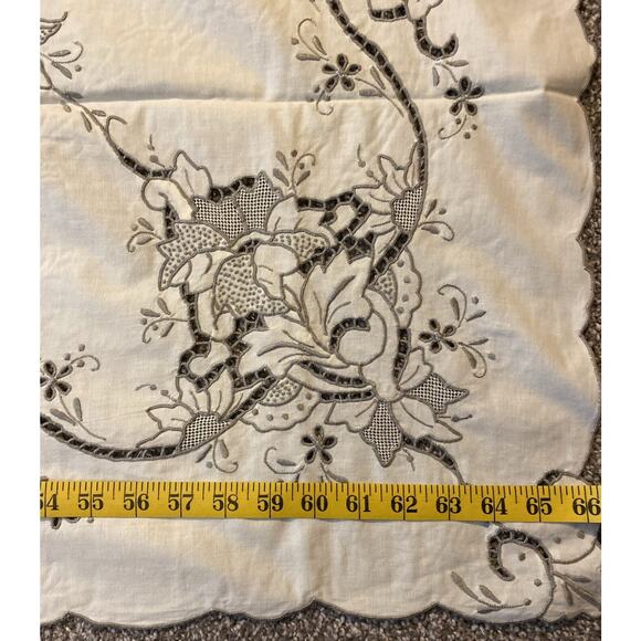Vintage Tablecloth Cutwork Floral Scalloped Linen 47”x66” & 10 Napkins 10” - Picture 7 of 11